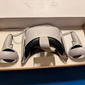 VR Headset with Controllers - White
